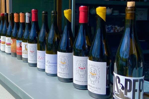 Vinos de cebreros en la barra de la Posada del Agua