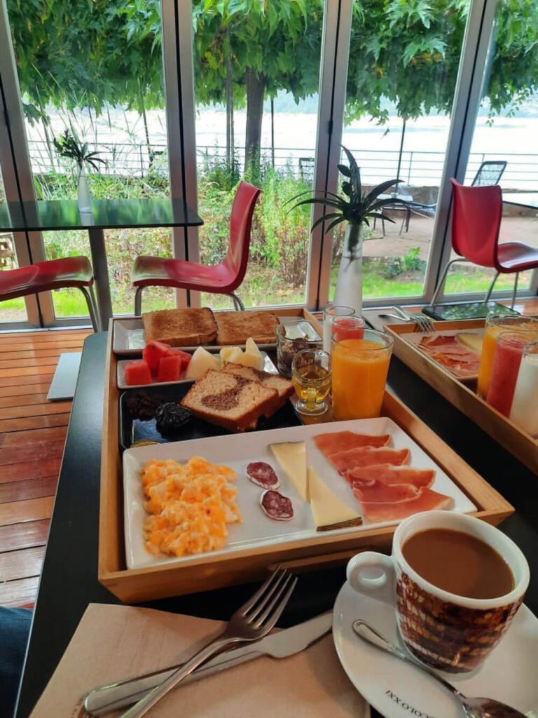 Bandeja con desayuno completo