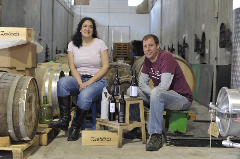 Pepi San Juan y Daniel Ramos en su bodega en El Tiemblo