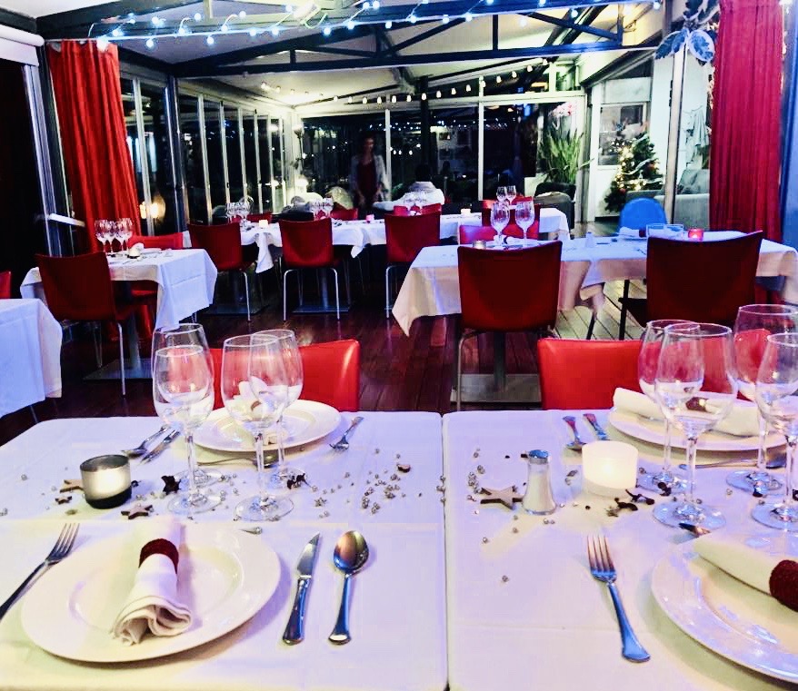 Comedor preparado para la cena de Nochevieja