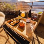 Aperitivo en la terraza de la Posada del Agua con vino Gaznata Viñas Viejas, patatas revolconas y cerveza Raíz Cuadrada