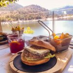 Hamburguesa en la terraza de Posada del Agua