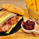 Hamburguesa de ternera IGP Carne de Ávila con queso fundido, patatas fritas y mermelada casera de La Posada del Agua