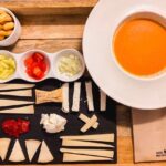 cena ligera en la Posada del Agua con gazpacho y tabla de quesos Elvira García