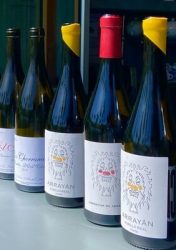 Vinos de cebreros en la barra de la Posada del Agua